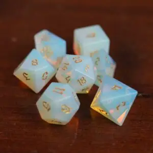 Set di dadi in pietra Snow Leopard's Gaze: sette dadi poliedrici bianco opalescente con numeri gotici dorati su legno