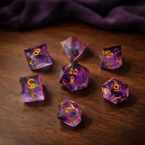 Set Moonveil Amethyst Shards: sette dadi in resina viola a spigoli vivi con scaglie iridescenti e numeri dorati su legno