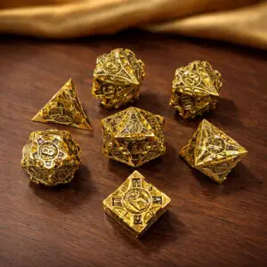 Set di dadi in metallo Gold Dwarven Vault: sette dadi poliedrici dorati con decori incisi in nero su un tavolo di legno