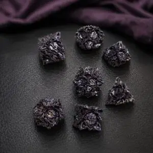 Set di dadi in metallo Hallow Rose: sette dadi poliedrici viola scuro e neri a forma di rosa su pelle nera e tessuto viola