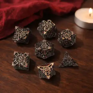 Set di sette dadi Iron Dwarven Vault in metallo cavo argento scuro con dettagli rossi su tavolo di legno accanto a una candela