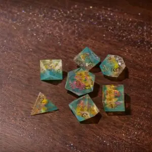 Set di sette dadi in resina a spigolo vivo Lagoon Blossoms, trasparenti e turchesi con fiori gialli e rosa e numeri dorati