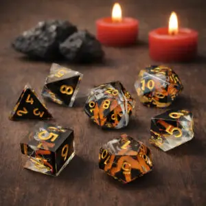 Set di sette dadi Lava Heart in resina a spigoli vivi, trasparenti con venature nere e arancioni, numeri oro, rocce e candele