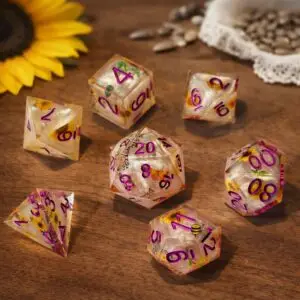 Set di sette dadi in resina a spigoli vivi Golden Meadow Haven, bianco perla con girasoli, ape e numeri magenta
