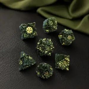 Set di dadi in metallo Verdant Rose: sette dadi poliedrici verdi e oro con rilievi floreali su pelle nera e stoffa verde