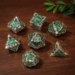Set di dadi in metallo Jade Dwarven Vault: sette dadi poliedrici argentati con smalto verde e decori a volta su legno