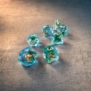 Set di sette dadi in resina blu trasparente Bubbles, Luck & Trouble con inclusioni in miniatura verdi e dorate e numeri bianchi