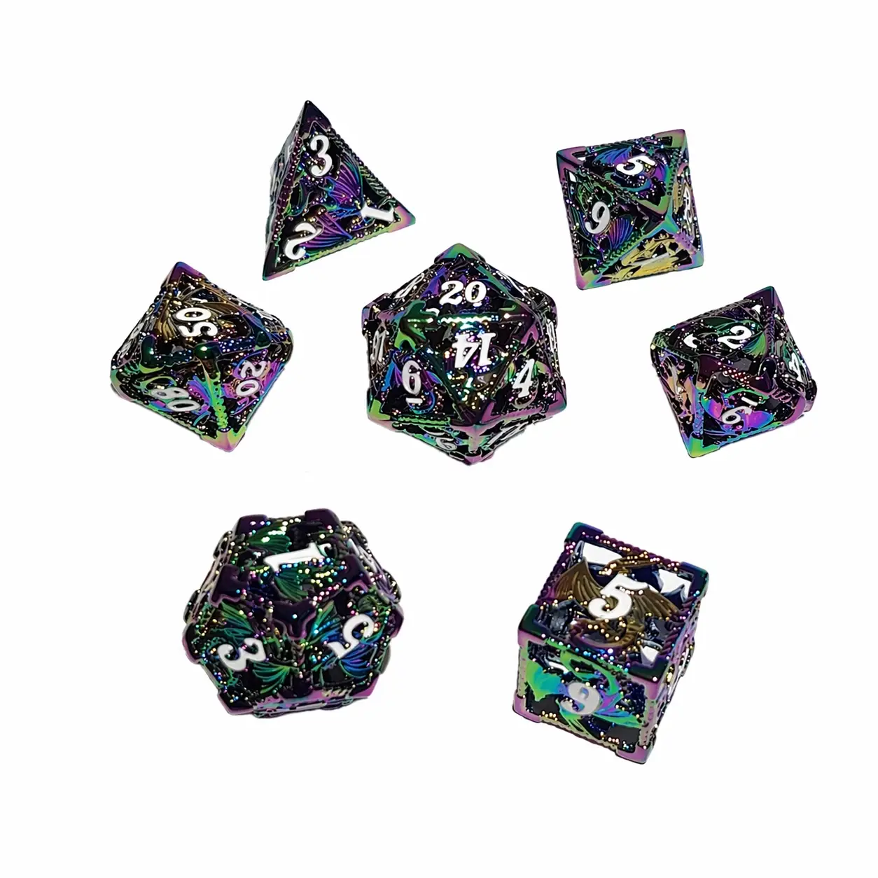Chromatic Wyrm – Set di Dadi in Metallo Cavo 2 Set di dadi Chromatic Wyrm in metallo cavo: sette dadi iridescenti arcobaleno con draghi intagliati e numeri bianchi