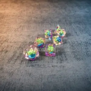 Set di sette dadi in resina Cosmic Claw Relic con alieni verdi a tre occhi all'interno, sfumature viola e numeri dorati