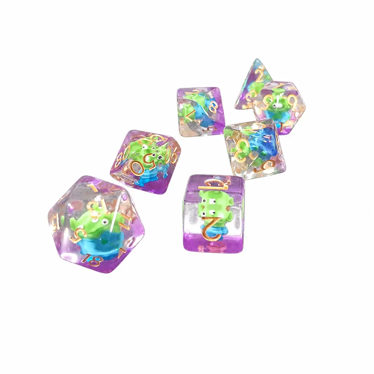Cosmic Claw Relic – Set di Dadi in Resina con Miniature 2 Set Cosmic Claw Relic di sette dadi in resina trasparente con alieni verdi a tre occhi, bordi viola e numeri dorati