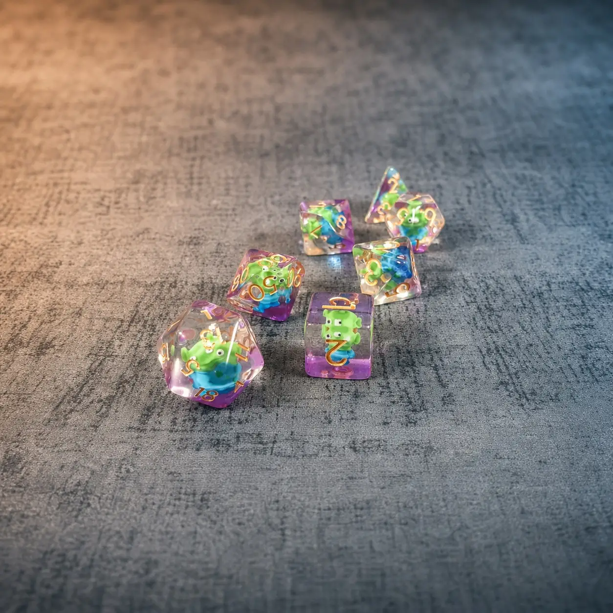 Cosmic Claw Relic – Set di Dadi in Resina con Miniature 1 Set di sette dadi in resina Cosmic Claw Relic con alieni verdi a tre occhi all'interno, sfumature viola e numeri dorati