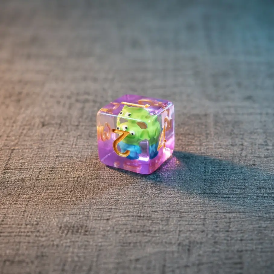 Cosmic Claw Relic – Set di Dadi in Resina con Miniature 3 Dado D6 Cosmic Claw Relic in resina viola trasparente con alieno verde a tre occhi all'interno e numeri dorati su tessuto grigio