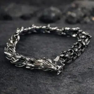 Bracciale in metallo argentato Dragon’s Endless Oath a forma di drago squamato che si morde la coda, su ardesia scura