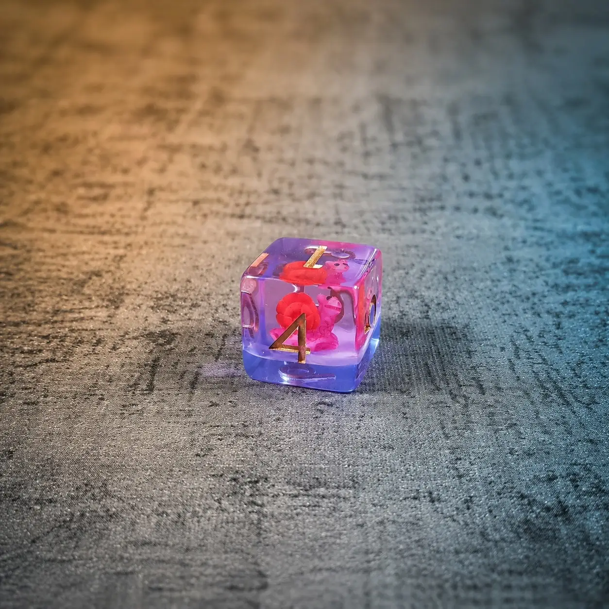 Escargo-go-go! – Set di Dadi in Resina con Miniature 3 D6 Escargo-go-go! in resina viola trasparente con lumaca rossa in miniatura all'interno e numeri dorati su fondo grigio