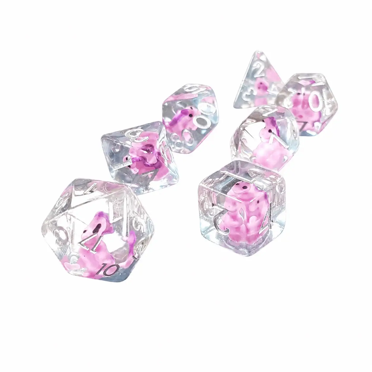 The Pink Menace – Set di Dadi in Resina con Miniature 2 Set di sette dadi The Pink Menace in resina trasparente con piccole creature rosa incluse e numeri bianchi