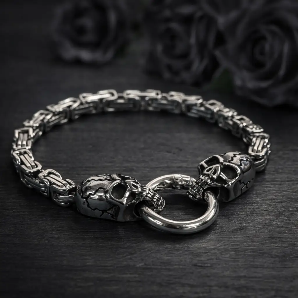 Bracciale in metallo argentato The Twin Skulls’ Oath con maglia bizantina e due teschi crepati che reggono un anello