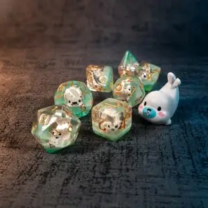 Set di dadi in resina White Tide Guardian: sette dadi trasparenti e verde acqua con foche bianche incluse, numeri dorati e una foca