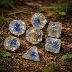Set Frostbloom Petals di sette dadi in resina trasparente con petali blu, foglia d'oro e numeri argento su terra di bosco