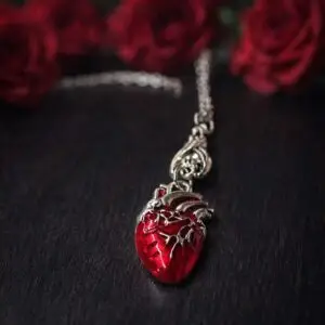 GIOIELLI - IT 2 Collana The Living Heart: ciondolo a cuore anatomico argentato con smalto rosso lucido su catenina, rose rosse sullo sfondo