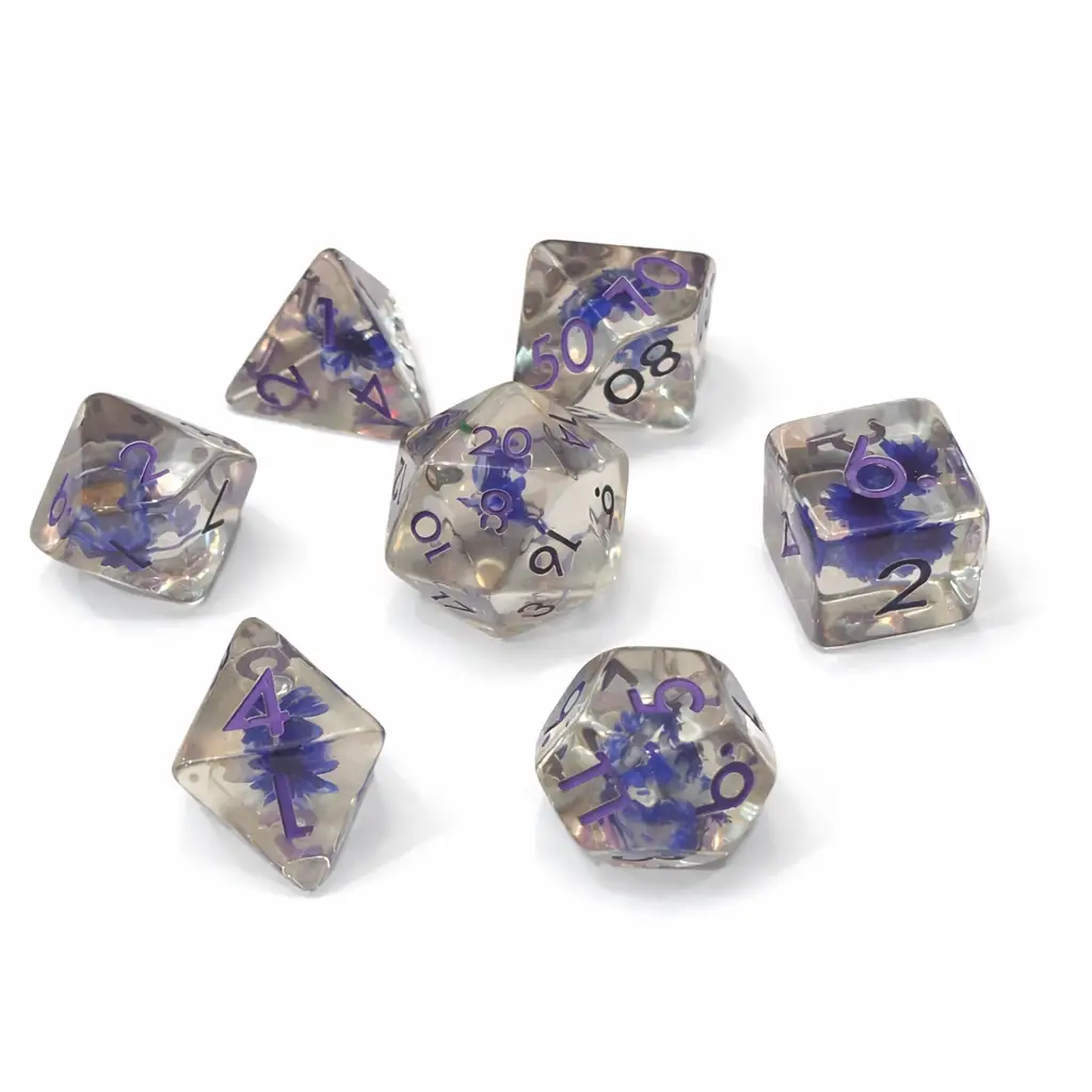 Twilight Petals – Set di Dadi in Resina con Miniature 2 Set Twilight Petals di sette dadi poliedrici in resina trasparente con fiori secchi blu-viola all'interno e numeri viola