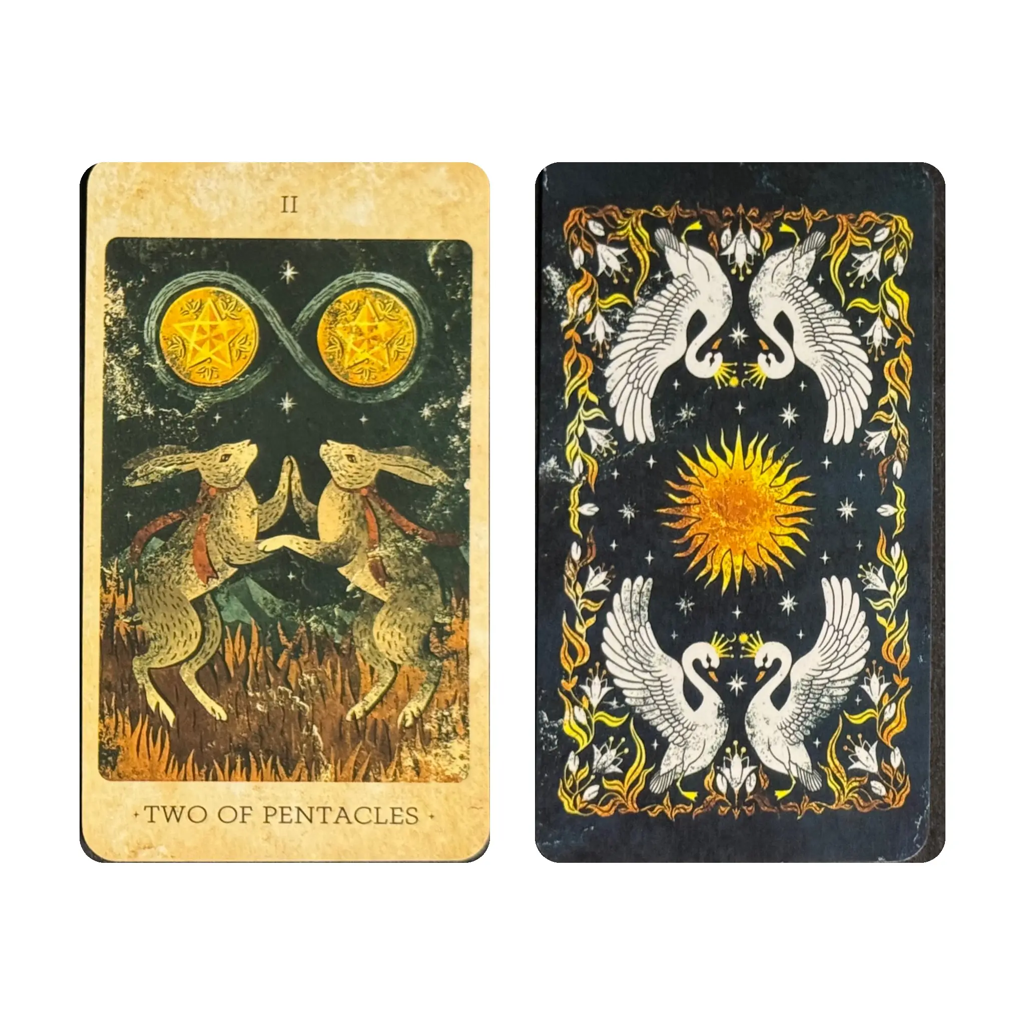 Carta Due di Denari dei Solar Kingdom Tarot con lepri danzanti e retro nero con cigni bianchi e sole dorato